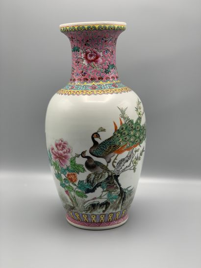 Grand vase en porcelaine de Chine à décor...