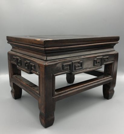 Socle en bois sculpté à décor stylisé.

Chine

21...