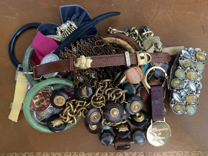 Un lot de faux bijoux divers