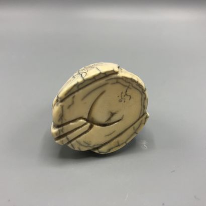 Netsuke en ivoire sculpté représentant un...