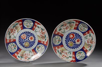 Paire de grands plats en porcelaine à décor...