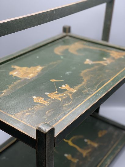 Table à thé à deux plateaux en bois laqué...