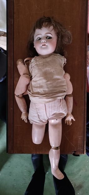 Poupée avec sa tête en porcelaine signée...
