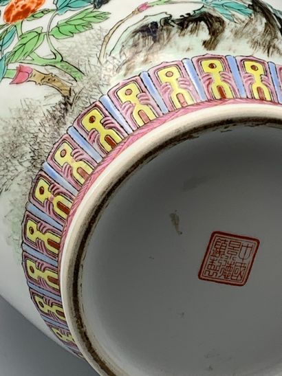 Grand vase en porcelaine de Chine à décor...