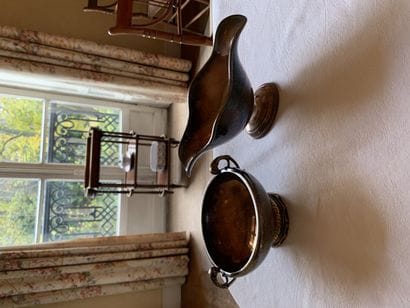 Lot en métal argenté comprenant une saucière...