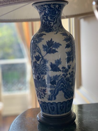 Vase en porcelaine de Chine blanc et bleu...