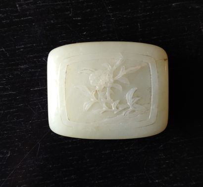 Petite boîte une en jade, le couvercle à...