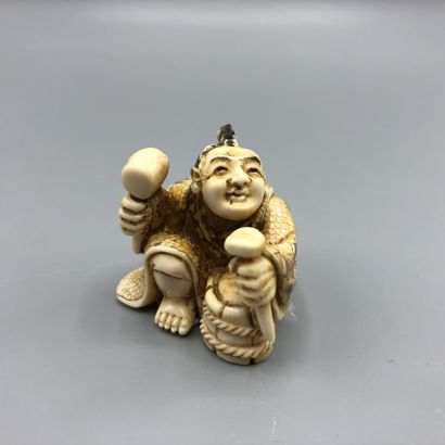 Netsuke en ivoire sculpté représentant un...