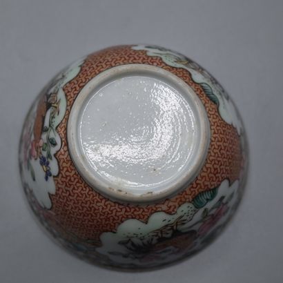 Petit bol en porcelaine à décor de coqs dans...