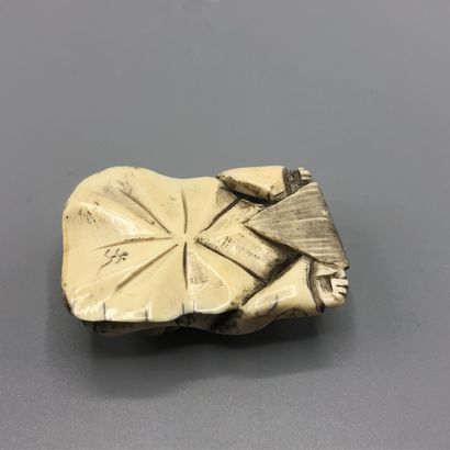 Netsuke en ivoire sculpté représentant un...