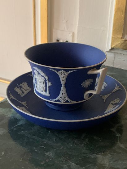Tasse et sa soucoupe en porcelaine de Wedgwood...