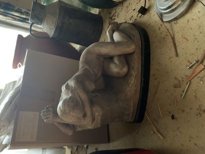 CARLI.

Pleurante.

Sculpture en plâtre reposant...