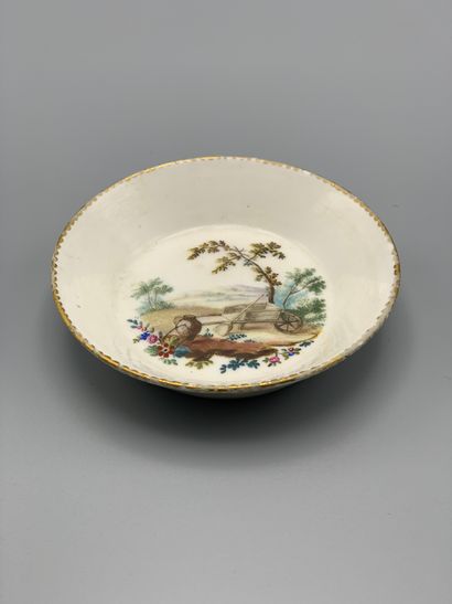 Sous tasse en porcelaine à décor peint polychrome...