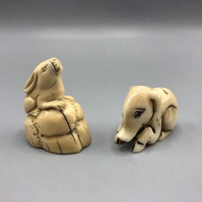 Deux netsuke en ivoire sculpté représentant...