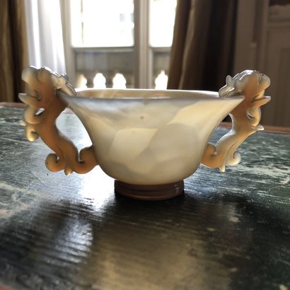 Coupelle en agate fumée évidée et évasée,...