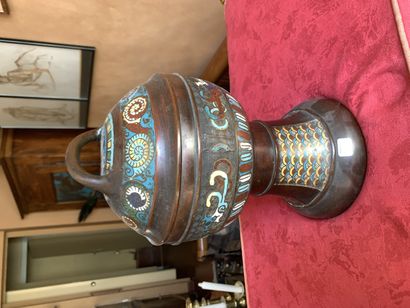 Un pot en cloisonné avec couvercle. Copte...