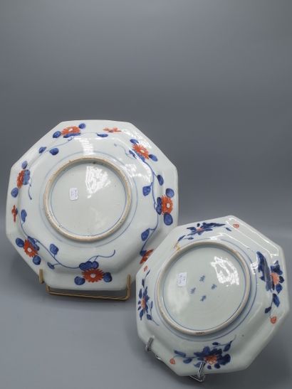 Deux assiettes octogonales en porcelaine...