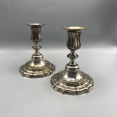 Paire de bougeoirs en bronze argenté de style...
