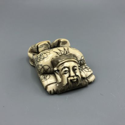 Netsuke en ivoire sculpté représentant un...