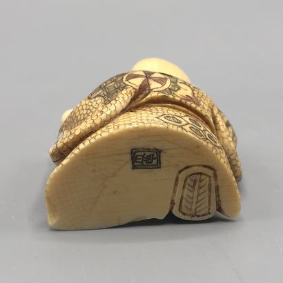 Netsuke en ivoire sculpté représentant un...