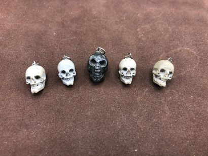 Cinq têtes de mort en pierre dure sculpt...