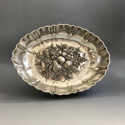 Coupe ovale en métal argenté, le fond décoré...