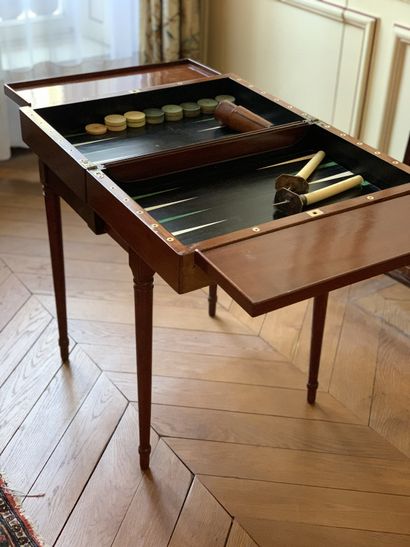 Table tric trac pliant en acajou et placage...
