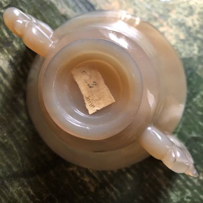 Coupelle en agate fumée évidée et évasée,...
