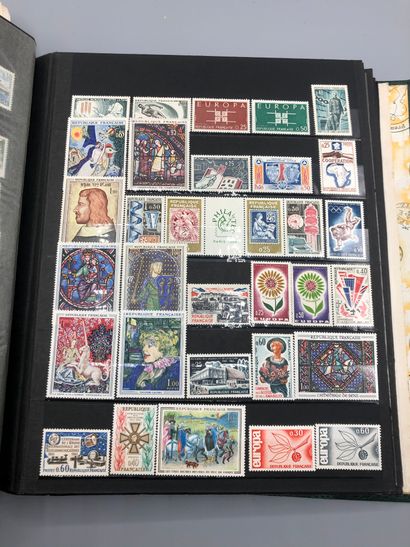 Un classeur et un lot de timbres divers,...