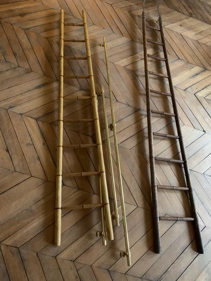 Deux échelles de bibliothèque en bois naturel,...