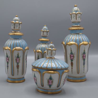 Trois flacons et une petite bonbonnière en...