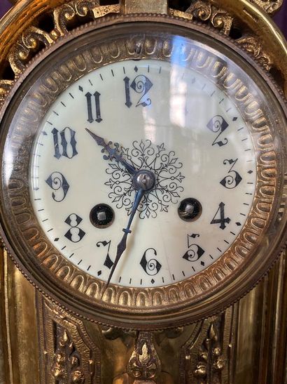 Grande pendule en régule à pâtine dorée,...