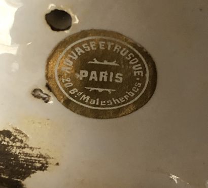 Deux statuettes en faïence crème à décor...