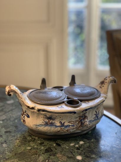 Encrier navette en faïence à décor de chinoiseries,...