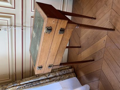 Table tric trac pliant en acajou et placage...
