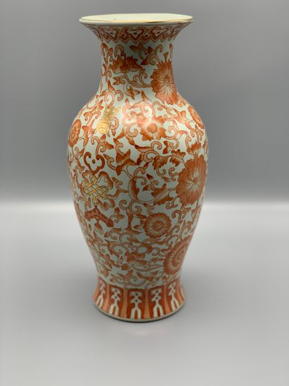 Vase en porcelaine de Chine de forme balustre...