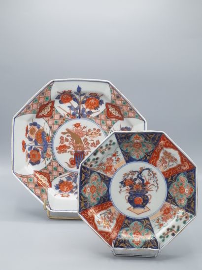 Deux assiettes octogonales en porcelaine...