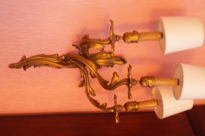 Suite de quatre appliques en bronze doré...
