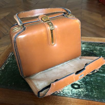 Sac à main caisse en cuir fauve et sa protection...