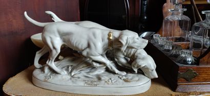 Groupe représentant deux chiens en porcelaine.

Largeur...
