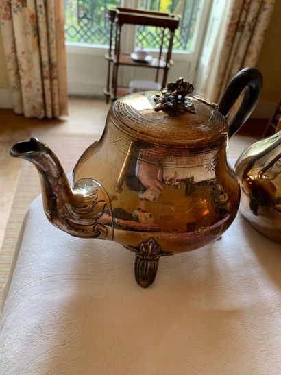 Deux verseuses en métal argenté (cafetière...