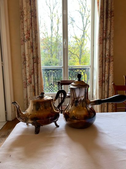 Deux verseuses en métal argenté (cafetière...