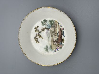 Sous tasse en porcelaine à décor peint polychrome...