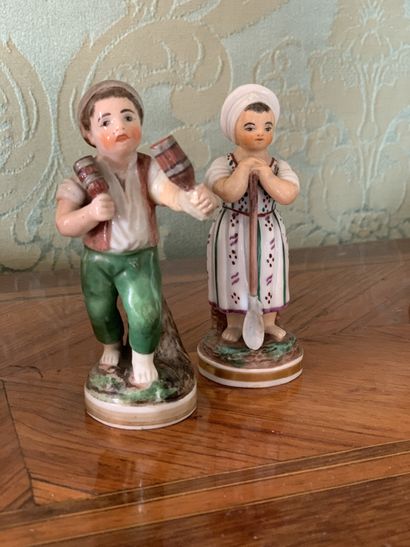 Deux statuettes en porcelaine polychrome...