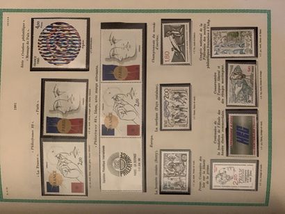 Un lot d'albums de timbres divers
