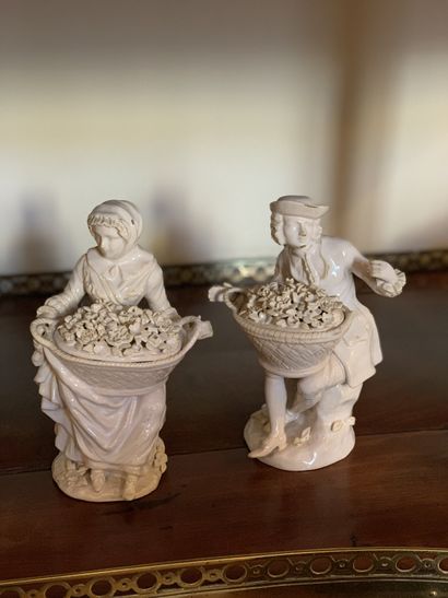 Deux statuettes en faïence crème à décor...