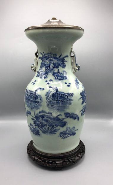 Vase balustre en porcelaine céladon à décor...