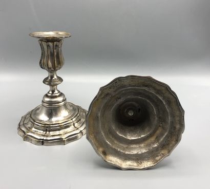 Paire de bougeoirs en bronze argenté de style...