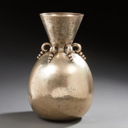 Vase à panse large en argent martelé, le...