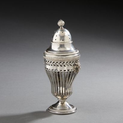 Saupoudroir en argent à décor ajouré, têtes...